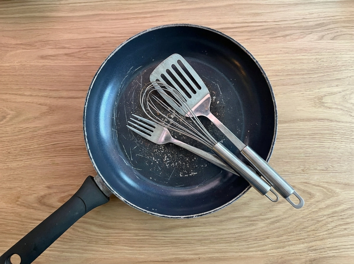 Antihaftpfanne, verkratzt durch Metallutensilien