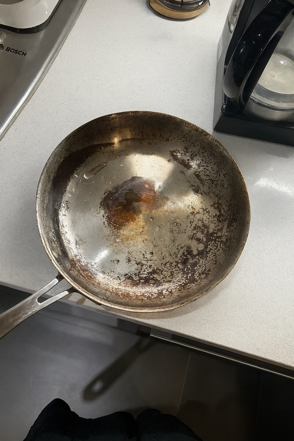 Alte, abgenutzte Pfanne mit beschädigter Beschichtung